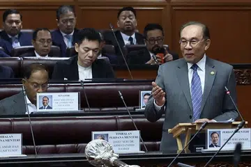 Perdana Menteri Malaysia, Datuk Seri Anwar Ibrahim (kanan), menjelaskan di Dewan Negara pada 20 Julai bahawa kes penipuan korporat eFishery, Indonesia, bukan saja menyebabkan kerugian kepada Kumpulan Wang Persaraan Diperbadankan (KWAP), bahkan turut menjerat pelabur terkemuka dunia seperti SoftBank dan 42XFund.