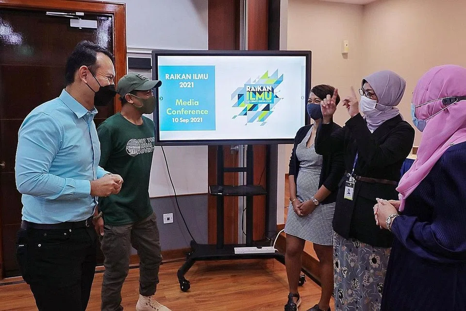 RAIKAN ILMU: Timbalan Pengerusi Mendaki, Encik Zaqy Mohamad (paling kiri) membentangkan rancangan Bulan Raikan Ilmu tahun ini dalam satu sidang media yang juga dihadiri (dua dari kiri) Encik Nur Akasha Abdul Rahman, pengasas Longkang Adventures; Cik Norlin Samat, pengasas Poppet; Cik Zuraidah Abdullah, Ketua Pegawai Eksekutif Yayasan Mendaki; Cik Azlinah Arif, ketua Jawatankuasa Raikan Ilmu 2021 semalam. - Foto BH oleh JASON QUAH