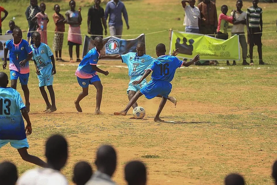 KEJOHANAN BOLA SEPAK: Ini kali pertama karnival bola sepak dianjurkan di perkampungan Mpogo di bandar Mbale, Uganda. Acara itu turut menarik penyertaan enam pasukan terdiri daripada kanak-kanak berusia antara 11 dengan 15 tahun yang duduk di sekitar Mbale. 
