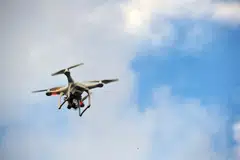 Pengendali pesawat tanpa pemandu (UA) yang diberikan Permit Operator dan menggunakan aplikasi mudah alih FlyItSafe semasa operasi dikecualikan daripada keperluan plat lesen digital yang bakal berkuat kuasa Disember 2025.