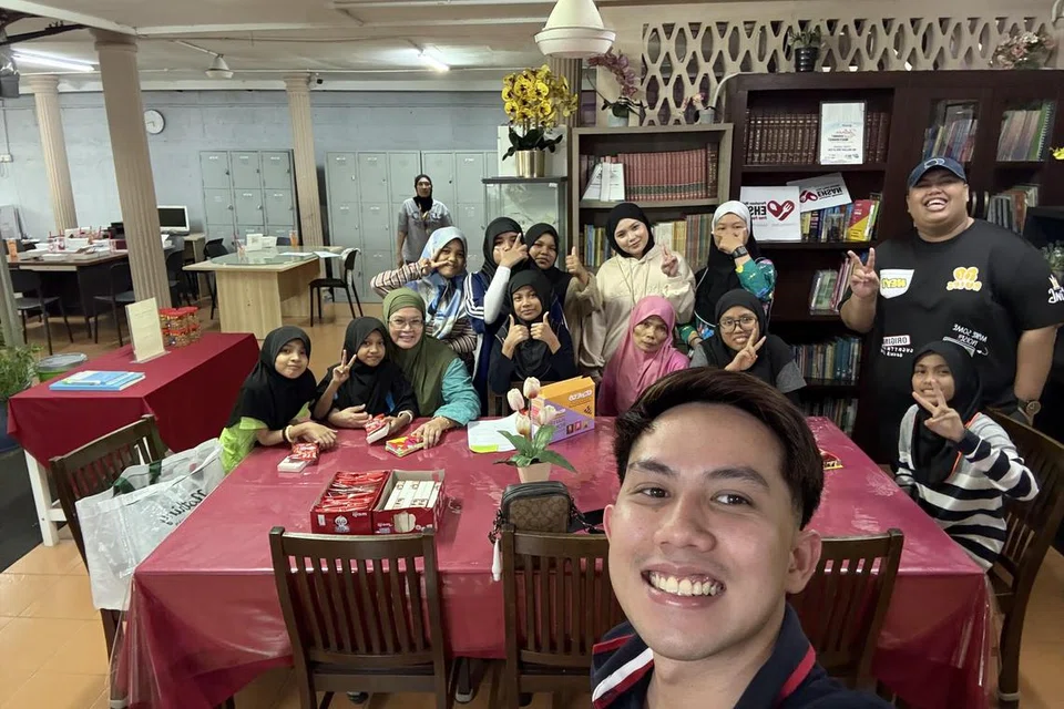 Cef Haikel Ismail (berdiri kanan, bertopi) dan rakan-rakan, Tengku Mior Muhammad Fahmi Abdullah (depan) dan isteri, Cik Nur Haza Shahira Ahmad Ikram (berdiri, empat dari kiri berjaket krim), meluangkan masa menyumbang wang dan membeli makanan dan minuman buat anak-anak yatim di Rumah Kebajikan dan Anak Yatim, Darul Najjah (An Najjah), di KL pada 17 Disember 2024.