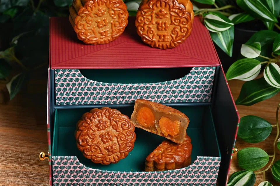 TRADISIONAL TETAP ENAK: (Dari kiri) ‘Gula Galore’, ‘5 on 25 Signature Tea’ dan ‘Silver Lotus’ dengan dua kuning telur asin, mempunyai rasa yang lemak dan berbau wangi. 