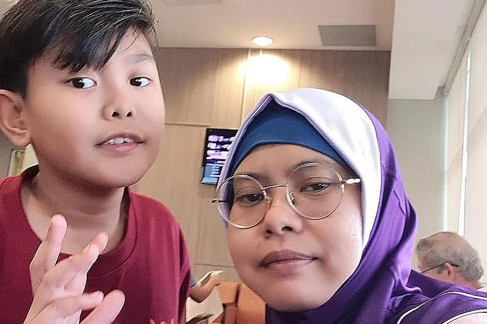 TEPIS KERISAUAN: Cik Sarbanun yang bersama anaknya, Nor Ryzqy, teruskan kerja sukarelawannya sebagai caperon perubatan meskipun terdedah kepada risiko jangkitan. - Foto ihsan SARBANUN AB RAHMAN