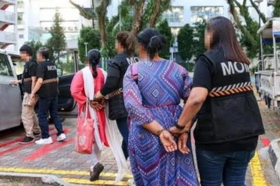 Warga asing yang didapati bersalah melakukan pekerjaan tanpa pas kerja yang sah boleh didenda sehingga $20,000, penjara sehingga dua tahun, atau kedua-duanya.