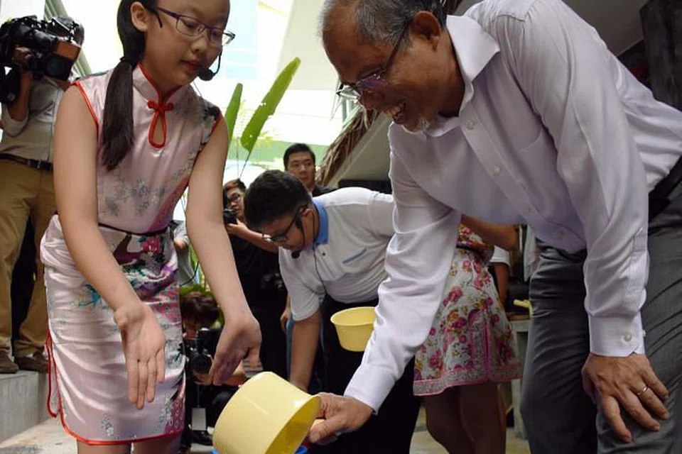INGAT AKAN PENTINGNYA AIR: Encik Masagos Zulkifli Masagos Mohamad mengunjungi Sekolah Rendah Elias Park semalam di mana catuan air dijalankan menandakan Hari Air Sedunia. - Foto THE STRAITS TIMES