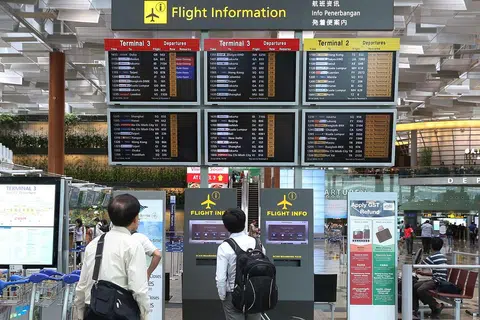 SIBUK: Peningkatan jumlah penumpang di Lapangan Terbang Changi didorong oleh pertumbuhan trafik penumpang dari semua rantau, terutama China dan India, yang meningkat sebanyak dua angka. - Foto fail
