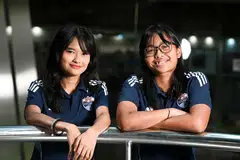 Pasukan Wanita Lion City Sailors termasuk Nurhidayu Naszri (kiri) dan Izairida Shakira, membuktikan bahawa semangat dan bakat wanita juga mampu mencipta sejarah. 