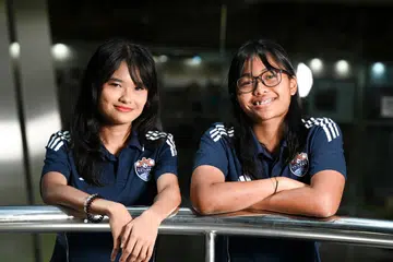 Pasukan Wanita Lion City Sailors termasuk Nurhidayu Naszri (kiri) dan Izairida Shakira, membuktikan bahawa semangat dan bakat wanita juga mampu mencipta sejarah. 