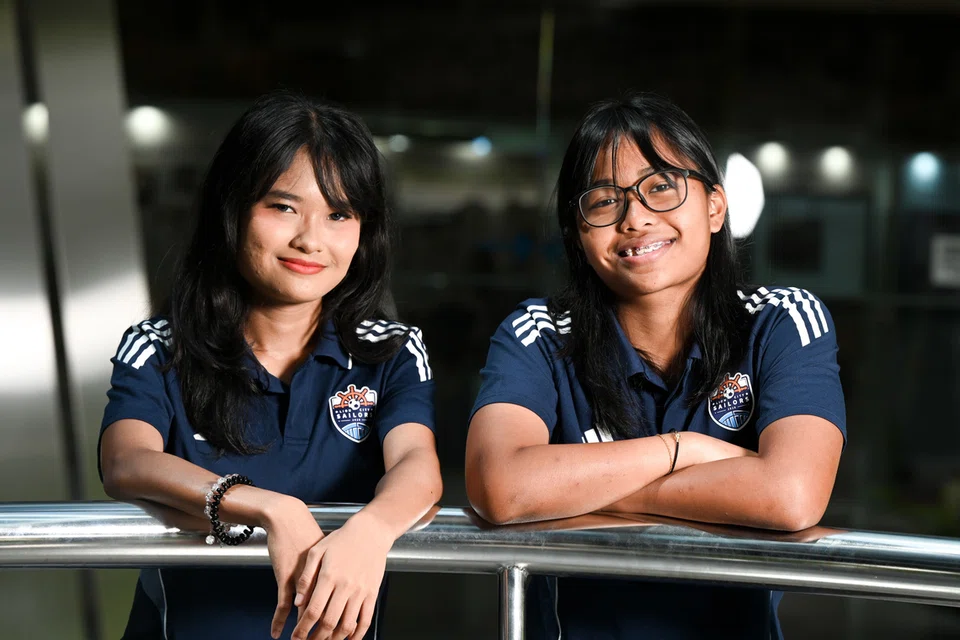 Pasukan Wanita Lion City Sailors termasuk Nurhidayu Naszri (kiri) dan Izairida Shakira, membuktikan bahawa semangat dan bakat wanita juga mampu mencipta sejarah. 