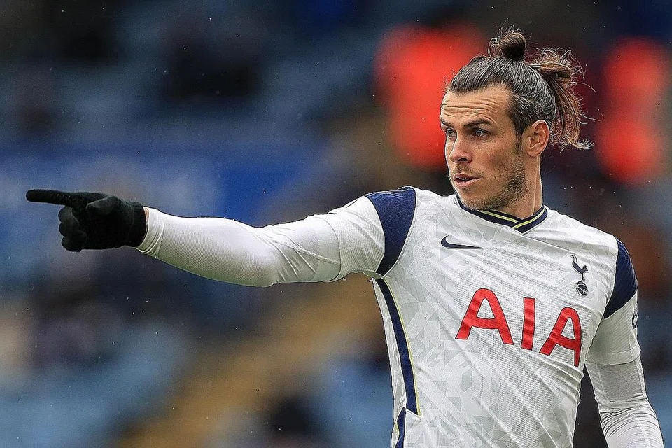 KALI TERAKHIR BERSAMA SPURS?: Harry Kane bersama pengurus sementara Spurs Ryan Mason dan Gareth Bale (atas), semasa perlawanan terakhir musim ini menentang Leicester di Stadium King Power, Ahad lalu. - Foto AFP/EPA-EFE