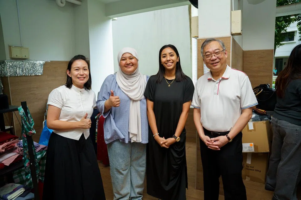 (Dari kanan) Timbalan Perdana Menteri, Encik Gan Kim Yong, bersama ketua bersama projek Bazaar Bestari, Cik Nur Farah Dhabitah Abu Samah dan Cik Farah Ashirin Sahrin, serta pengerusi Jawatankuasa Eksekutif Kegiatan Melayu (MAEC) Chua Chu Kang, Cik Tina Selamat.