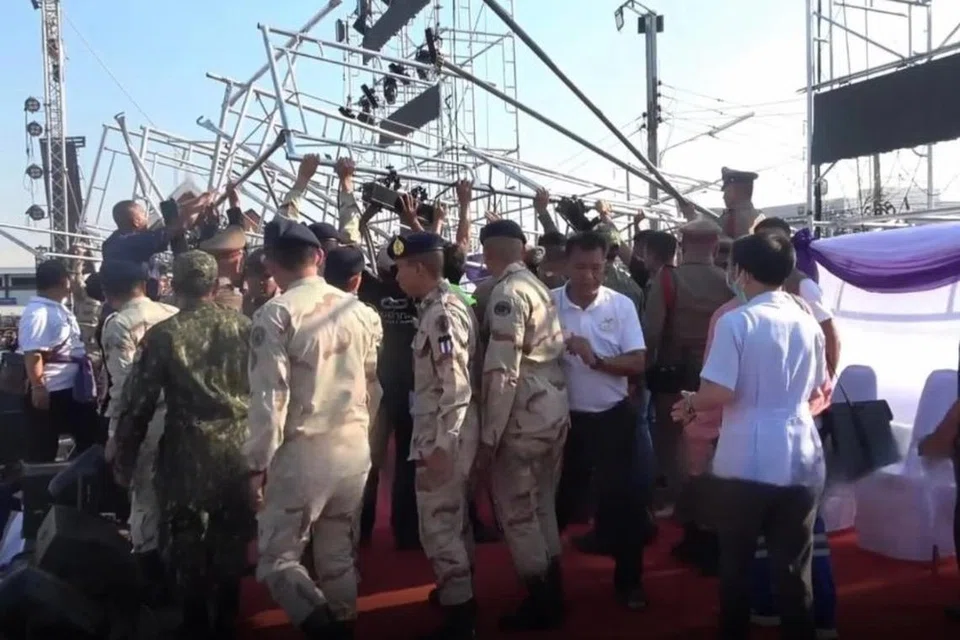 Beberapa orang kenamaan Thailand sedang menonton acara tarian di wilayah Yasothon apabila angin berpusar yang kuat meruntuhkan skrin LED gergasi, mencederakan tiga orang.