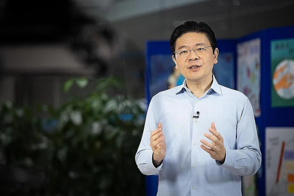 BIDAS DAKWAAN TIDAK BERASAS: Encik Lawrence Wong (kiri) membantah dakwaan Dr Paul Tambyah bahawa jawatankuasa berbilang kementerian (MTF) tidak merujuk kepada nasihat perubatan dalam melaksanakan tugas mereka. Beliau nyatakan bahawa dakwaan itu tidak berasas dan palsu. -Foto MCI