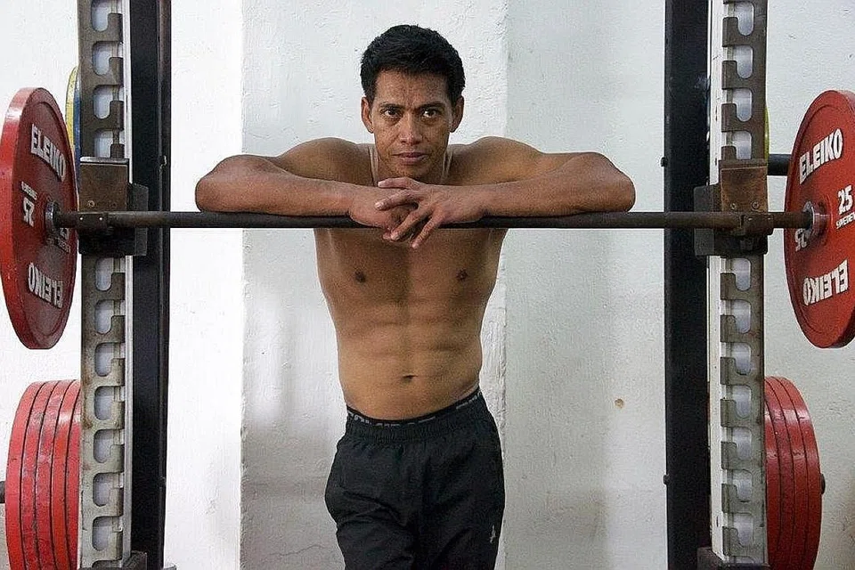 KUAT SEMANGAT: Encik Mohamad Ashree membuktikan bahawa penyakit polio tidak pernah menjadi penghalang baginya mencapai apa yang diingini, seperti tubuh yang cergas dan sasa. - Foto JUSTIN CHONG