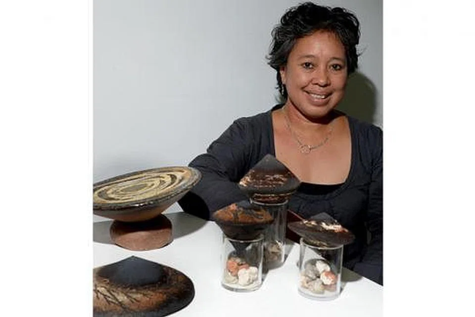 MENCARI KESEIMBANGAN: Dr Suriani Suratman menghasilkan karya tentang meraih keseimbangan, baik masa kerja, buat keluarga mahpun dalam menerapkan nilai-nilai menerusi hasil tembikarnya. - Foto-foto TUKIMAN WARJI