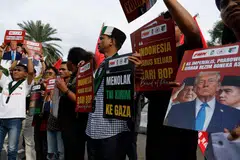 Penunjuk perasaan memegang plakad membantah rancangan menghantar tentera Indonesia ke Gaza ketika satu demonstrasi di luar Kedutaan Amerika Syarikat di Jakarta, Indonesia, pada 3 Mac. Puluhan penunjuk perasaan berhimpun bagi menuntut pemerintah Indonesia membatalkan penyertaan negara itu dalam Lembaga Keamanan yang disokong Amerika. 
