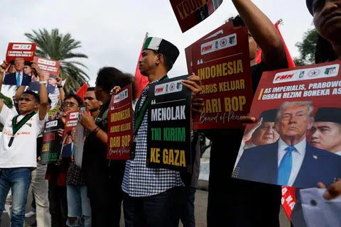 Penunjuk perasaan memegang plakad membantah rancangan menghantar tentera Indonesia ke Gaza ketika satu demonstrasi di luar Kedutaan Amerika Syarikat di Jakarta, Indonesia, pada 3 Mac. Puluhan penunjuk perasaan berhimpun bagi menuntut pemerintah Indonesia membatalkan penyertaan negara itu dalam Lembaga Keamanan yang disokong Amerika. 