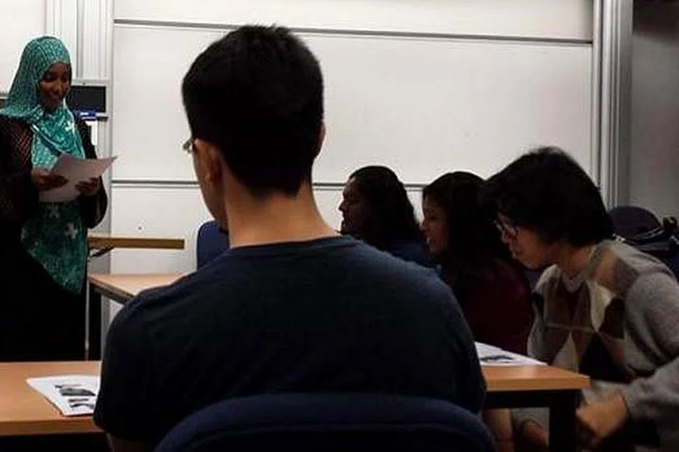 KONGSI ILMU: Cik Zaiton sedang mengajar kohort pertama pelajar SMU pertuturan bahasa Arab. 