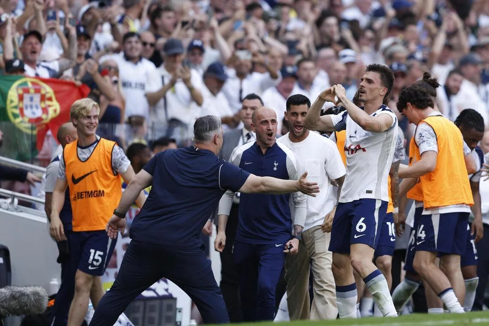 Joao Palhinha (dua dari kanan) daripada Tottenham Hotspur, meraikan golnya bersama rakan sepasukan selepas menjaringkan gol kemenangan 1-0 dalam perlawanan Liga Perdana England menentang Everton pada hari terakhir liga pada 24 Mei.
