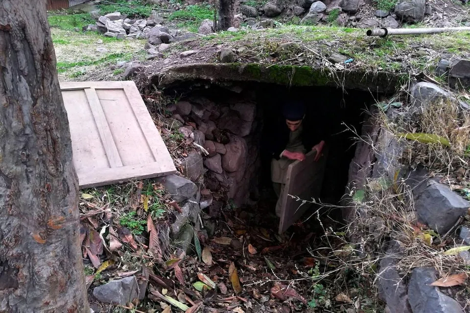 BERSIAP BAGI DARURAT: Penduduk Kashmir menyiapkan kubu perlindungan bawah tanah bagi menghadapi sembarang darurat dekat Garisan Kawalan. - Foto EPA-EFE