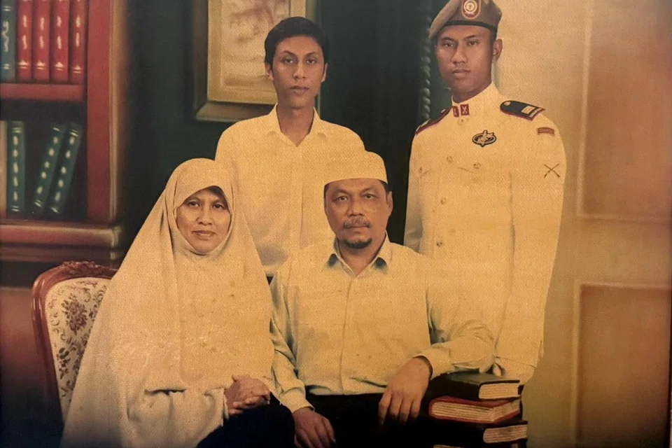 BG Fairoz (derecha) y su hermano Sr. Herman (dos desde la izquierda) con sus padres, el Sr. Hassan Haron (dos de la derecha), que trabajaron en la Agencia Nacional de Agua de Pub y la Sra. Sukini Sajari (izquierda).