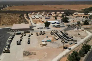 Pemandangan dari udara menunjukkan kenderaan tentera di LSA Endurance, sebuah kemudahan sokongan logistik dan persiapan operasi berhampiran sempadan Israel-Gaza di kawasan Kerem Shalom, selatan Israel, pada 10 Ogos 2026. Kemudahan itu dibangunkan bagi menyokong Pasukan Penstabilan Antarabangsa (ISF) di bawah Lembaga Keamanan, yang dijangka bekerjasama dengan pasukan polis Palestin bagi menjaga keselamatan Gaza sebagai sebahagian pelan Presiden Amerika Syarikat, Encik Donald Trump.