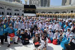 Jemaah Hahnemann Travel & Tours bergambar beramai-ramai sebagai kenangan sewaktu melakukan umrah pada musim sejuk Januari 2026.