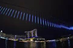 'NORTHERN LIGHTS' SINGAPURA: Karya seni cahaya yang meraih inspirasi daripada fenomena Northern Lights antara karya yang boleh dinikmati sempena acara i Light Marina Bay yang sedang berlangsung sekarang. - Foto I LIGHT MARINA BAY 2017