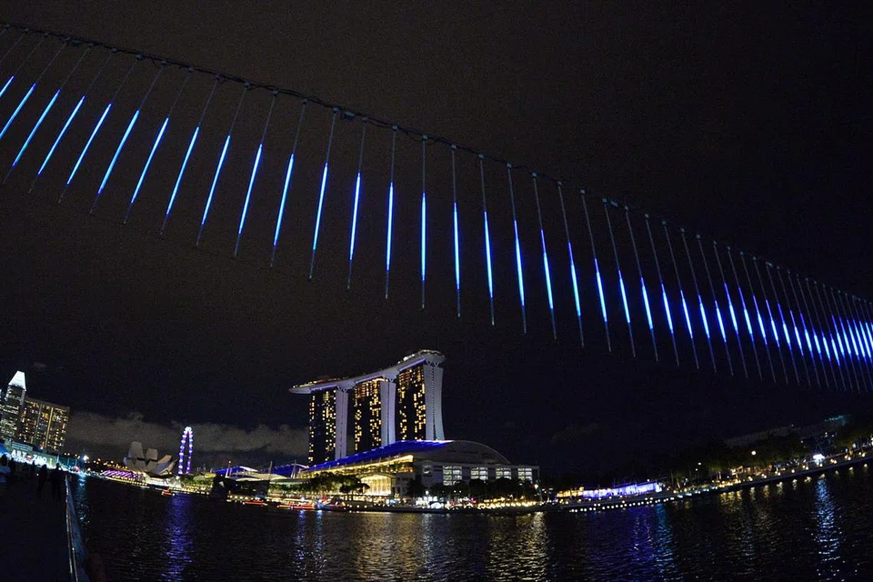 'NORTHERN LIGHTS' SINGAPURA: Karya seni cahaya yang meraih inspirasi daripada fenomena Northern Lights antara karya yang boleh dinikmati sempena acara i Light Marina Bay yang sedang berlangsung sekarang. - Foto I LIGHT MARINA BAY 2017