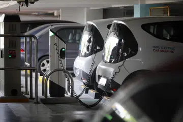 TINGKATKAN PENGGUNAAN KERETA ELEKTRIK: Pemerintah merancang untuk menggandakan jumlah rangkaian pengecasan EV yang disasarkan daripada 28,000 hingga kepada 60,000 pada tahun 2030. - Foto BH oleh KELVIN CHNG