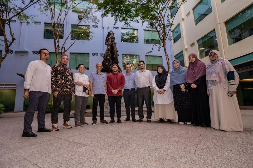 BERSAMA MENTERI: Seramai sembilan asatizah daripada pelbagai sektor menghadiri sesi dialog bersama Encik Masagos (empat dari kiri). Sesi itu dikendalikan moderator, Editor Bersekutu (Kolumnis Kanan) Berita Harian, Encik Nizam Ismail (enam dari kanan).