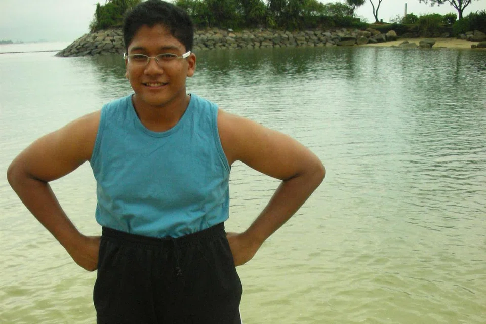 INGIN JADI CONTOH BAIK BAGI KELUARGA: Nazirul Mohamed Raffick mula bersenam dan berlari-lari anak kerana bukan sahaja ingin mengurangkan berat badan dan menjadi cergas bagi menjalani Perkhidmatan Negara, malah beliau berbuat demikian supaya dapat memberi contoh yang baik kepada adik -beradiknya. (Atas) Nazirul pernah mempunyai masalah berat badan dan tidak gemar bersenam kerana kurang keyakian diri. - Foto ihsan MUHAMMAD NAZIRUL MOHAMED RAFFICK