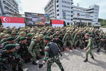 KERJASAMA ANTARA JIRAN: Askar Angkatan Bersenjata Singapura (SAF) dan Tentera Nasional Indonesia Angkatan Darat (TNI-AD) melakukan sorakan bersama di acara pembukaan Latihan Safkar Indopura.