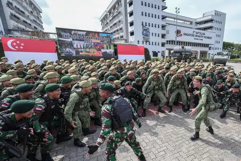 KERJASAMA ANTARA JIRAN: Askar Angkatan Bersenjata Singapura (SAF) dan Tentera Nasional Indonesia Angkatan Darat (TNI-AD) melakukan sorakan bersama di acara pembukaan Latihan Safkar Indopura.