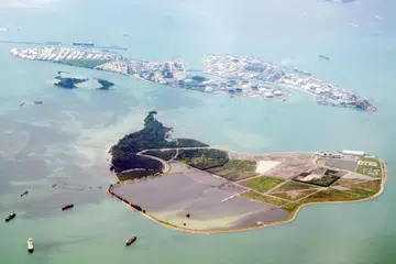 TEROKA KEGUNAAN LAIN: Semakau (depan) dilihat dari udara dalam gambar yang diambil pada 20 Mei 2023. Juga dilihat dalam gambar ialah  Pulau Bukom (kanan) dan Pulau Hantu Besar 