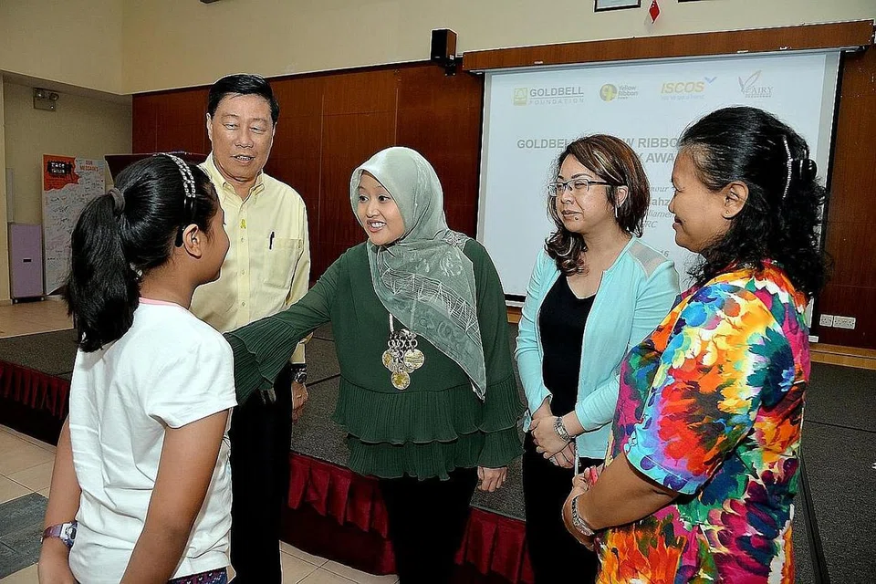 BANTUAN UNTUK PESALAH DAN BEKAS BANDUAN: Cik Rahayu (berbaju hijau) berpendapat masyarakat perlu terus memberikan sokongan. Bersamanya ialah Pengerusi Lembaga Pemegang Amanah Iscos, Encik Chng Hwee Hong (berbaju kuning); Pengurus Kanan, Pejabat Korporat Kumpulan, Goldbell Group, Cik Suchi Thor Ahmad (bercermin mata); Cik Sheila (kanan), dan anaknya Amira (bukan nama sebenar). - Foto M.O. SALLEH