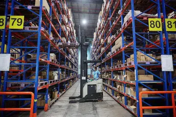 PEMINTAAN MENINGKAT: Dengan pandemik Covid-19, jumlah e-dagang meningkat, menyumbang kepada perniagaan syarikat-syarikat logistik termasuk di Singapura. - Foto fail