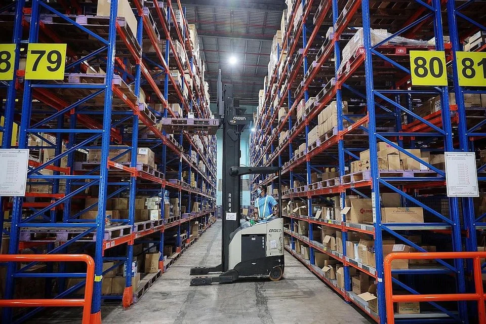 PEMINTAAN MENINGKAT: Dengan pandemik Covid-19, jumlah e-dagang meningkat, menyumbang kepada perniagaan syarikat-syarikat logistik termasuk di Singapura. - Foto fail