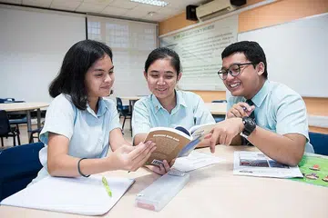 HARGAI PENTERJEMAHAN: Tiga pelajar Maktab Rendah Tampines (dari kiri), Tiara Khalisah Shalahudin, Izza Nazura Ab Manan dan Muhammad Zahid Mohd Zailani, mempelajari kepentingan penterjemahan yang selama ini diambil ringan. - Foto BH oleh SYAMIL SAPARI