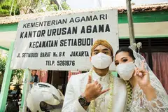 Melangsungkan pernikahan di Kantor (Pejabat) Urusan Agama (KUA) menjadi pilihan ramai pasangan. Selain tidak dikenakan bayaran, prosesnya juga ringkas dan tidak memerlukan banyak persiapan.