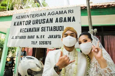 Melangsungkan pernikahan di Kantor (Pejabat) Urusan Agama (KUA) menjadi pilihan ramai pasangan. Selain tidak dikenakan bayaran, prosesnya juga ringkas dan tidak memerlukan banyak persiapan.