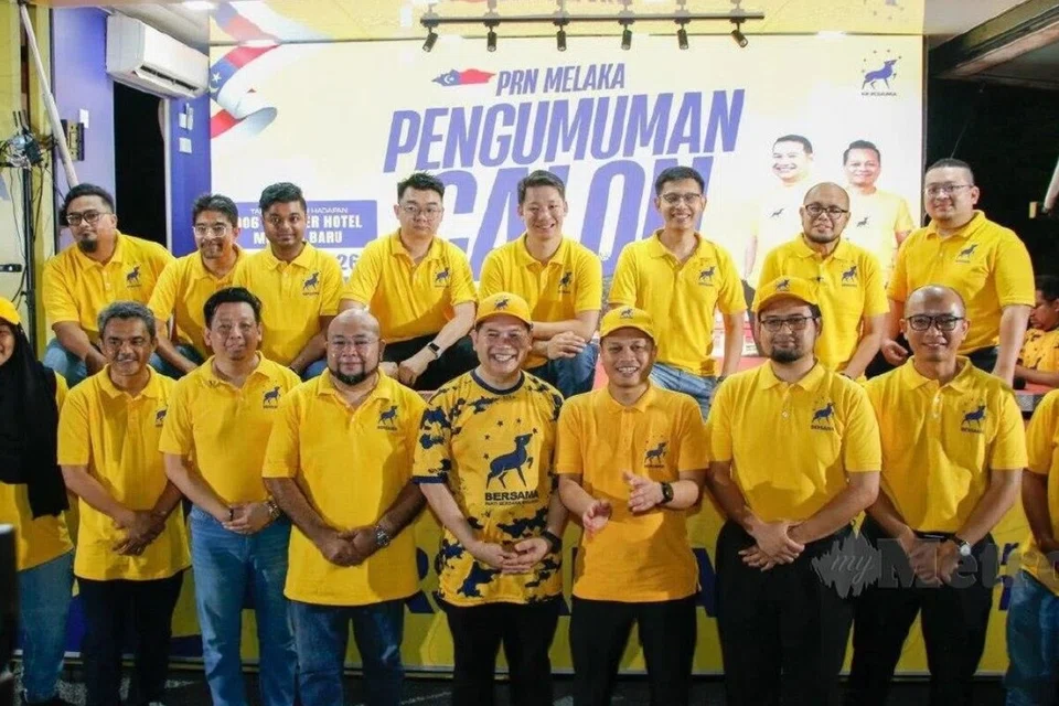 Pemimpin Parti Bersama Malaysia (Bersama), Datuk Seri Rafizi Ramli (lima dari kanan) dan Nik Nazmi Nik Ahmad (empat dari kanan) ketika memperkenalkan calon Bersama pada malam 15 Ogos lalu di Melaka.