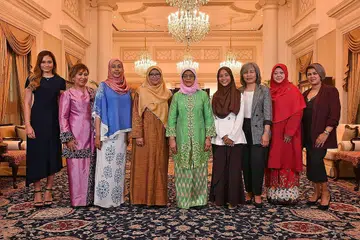 CEMERLANG DALAM PELBAGAI BIDANG: Presiden Halimah Yacob (tengah) bersama antara sekumpulan wanita yang cemerlang dalam bidang masing-masing termasuk (dari kiri) Cik Nurul Suhaila Mohamed Saiful, Cik Faridah Ali Chang, Cik Nurul Jihadah Hussain, Cik Rahayu Mohamad, Cik Nur Khairiana Mohamad Malek, Cik Jummaida Rusdon, Cik Khairiana Zainal Abiden dan Cik Fatimah Mohsin. - Foto-foto BH oleh CHONG JUN LIANG