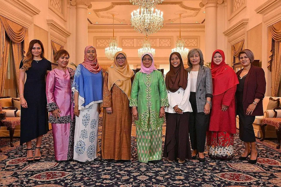 CEMERLANG DALAM PELBAGAI BIDANG: Presiden Halimah Yacob (tengah) bersama antara sekumpulan wanita yang cemerlang dalam bidang masing-masing termasuk (dari kiri) Cik Nurul Suhaila Mohamed Saiful, Cik Faridah Ali Chang, Cik Nurul Jihadah Hussain, Cik Rahayu Mohamad, Cik Nur Khairiana Mohamad Malek, Cik Jummaida Rusdon, Cik Khairiana Zainal Abiden dan Cik Fatimah Mohsin. - Foto-foto BH oleh CHONG JUN LIANG