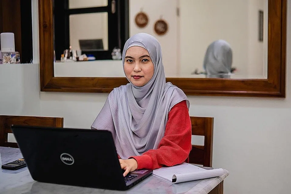 CAPAI IMPIAN WALAU JALAN JAUH: Meskipun sedar pilihan alternatifnya memerlukan masa yang lebih lama, Cik Suhana tetap cekalkan diri untuk mengimbangi tugas dan pengajiannya. - Foto BH oleh NUR DIYANA TAHA