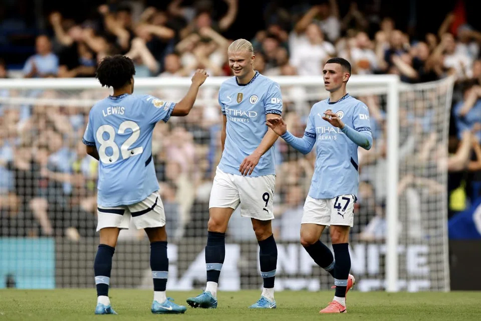 Rico Lewis (kiri), Erling Haaland (tengah) and Phil Foden (kanan) selepas menang melawan Chelsea 2-0 pada 18 Ogos di Stamford Bridge, London.