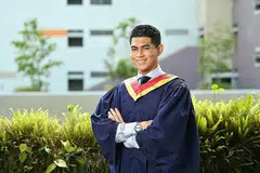 CEBURI MINAT: Encik Khayr Eddin Ahmad, 20 tahun, tidak menyesali pilihannya untuk mengambil jalan yang lain kerana dapat mendalami minatnya dalam bidang biologi dan perubatan. - Foto NANYANG POLYTECHNIC