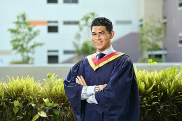 CEBURI MINAT: Encik Khayr Eddin Ahmad, 20 tahun, tidak menyesali pilihannya untuk mengambil jalan yang lain kerana dapat mendalami minatnya dalam bidang biologi dan perubatan. - Foto NANYANG POLYTECHNIC