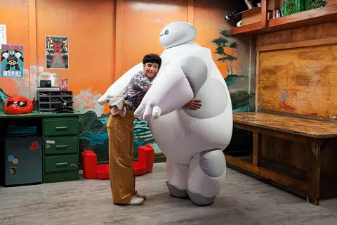Penulis, Encik Hisyam Abdul Rahman, berpeluang bertemu dan memeluk Baymax daripada filem ‘Big Hero 6’ semasa sesi bertemu karakter di atas kapal. 