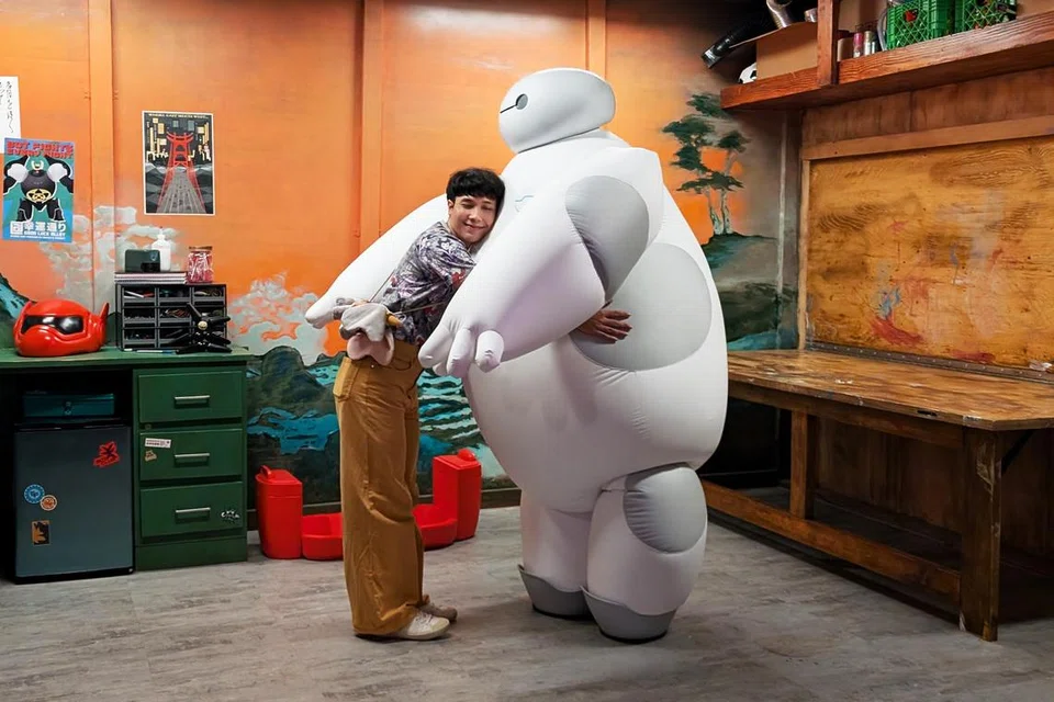Penulis, Encik Hisyam Abdul Rahman, berpeluang bertemu dan memeluk Baymax daripada filem ‘Big Hero 6’ semasa sesi bertemu karakter di atas kapal. 